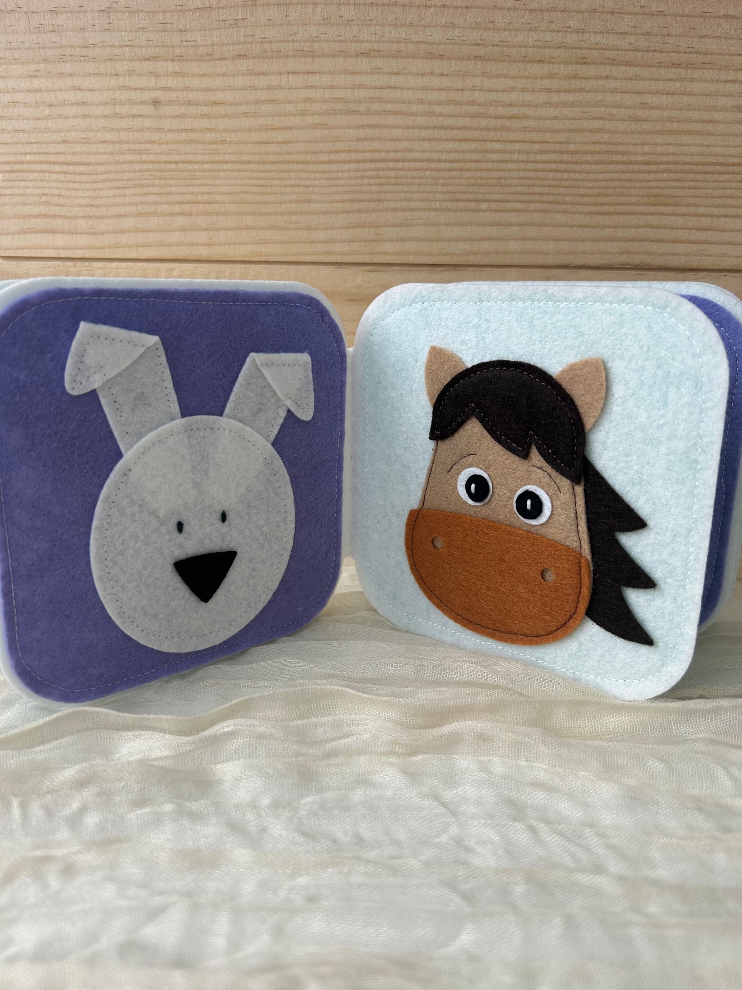 Livre d'éveil en feutrine - Fait à la main - Made in France