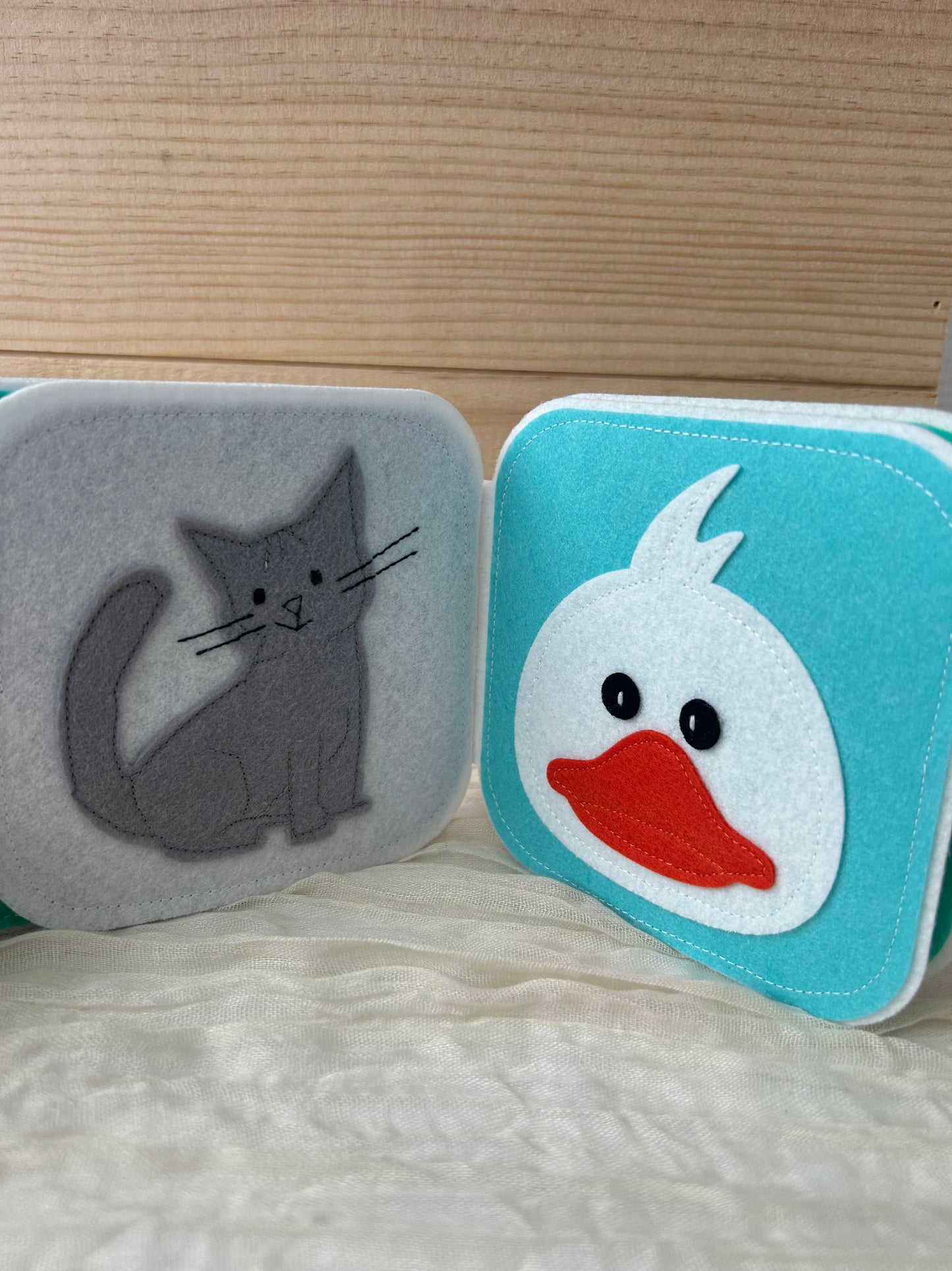 Livre d'éveil en feutrine - Fait à la main - Made in France