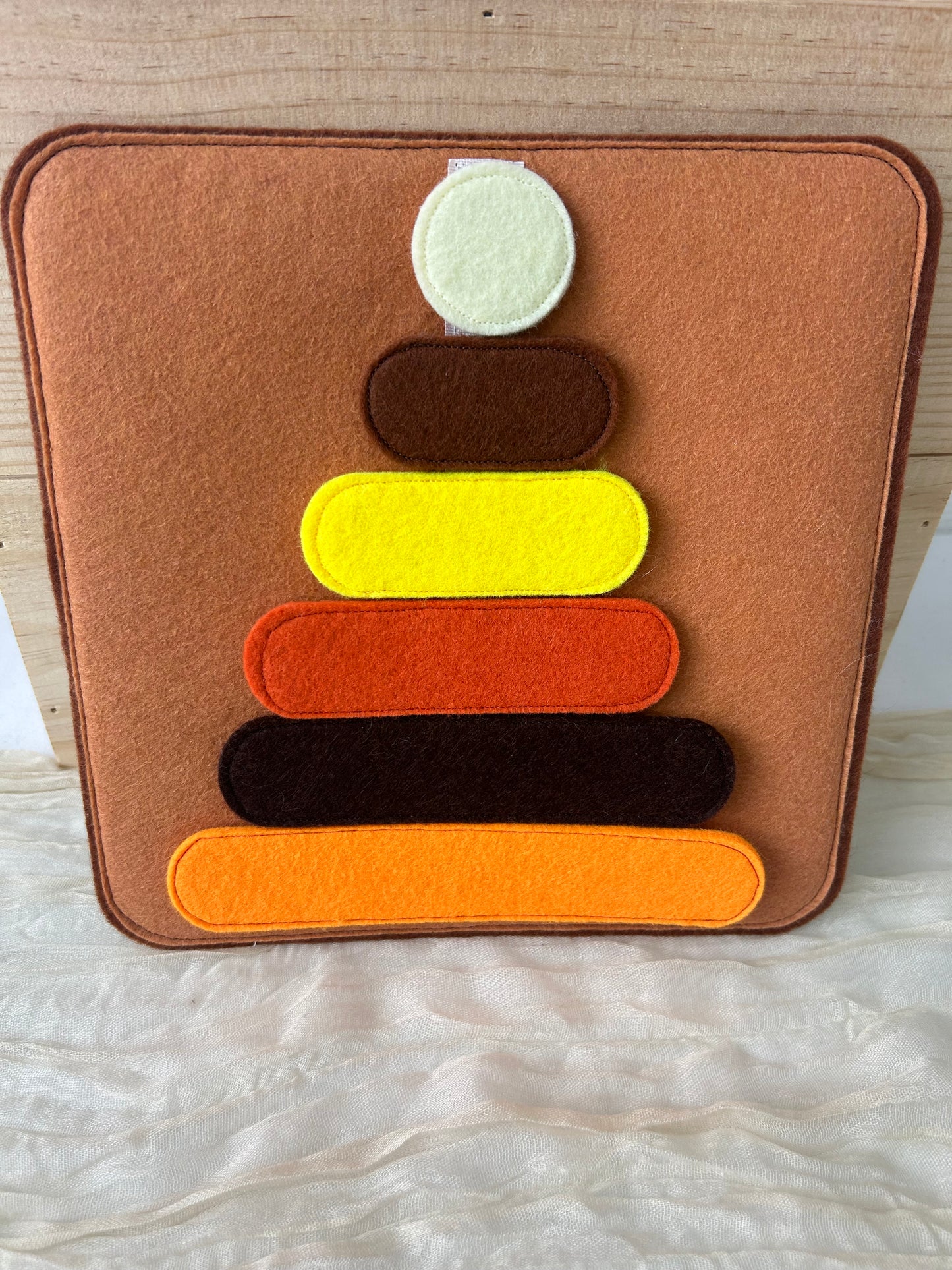 Plaque d'éveil pyramide en feutrine - Fait à la main - Made in France