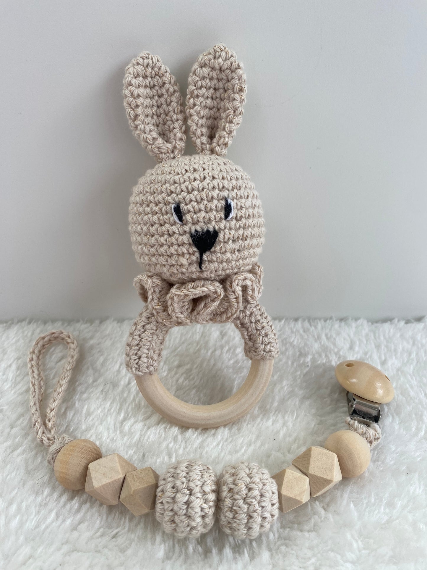 Coffret cuty lapin et son attache-tétines - Fait à la main au crochet - Made in France