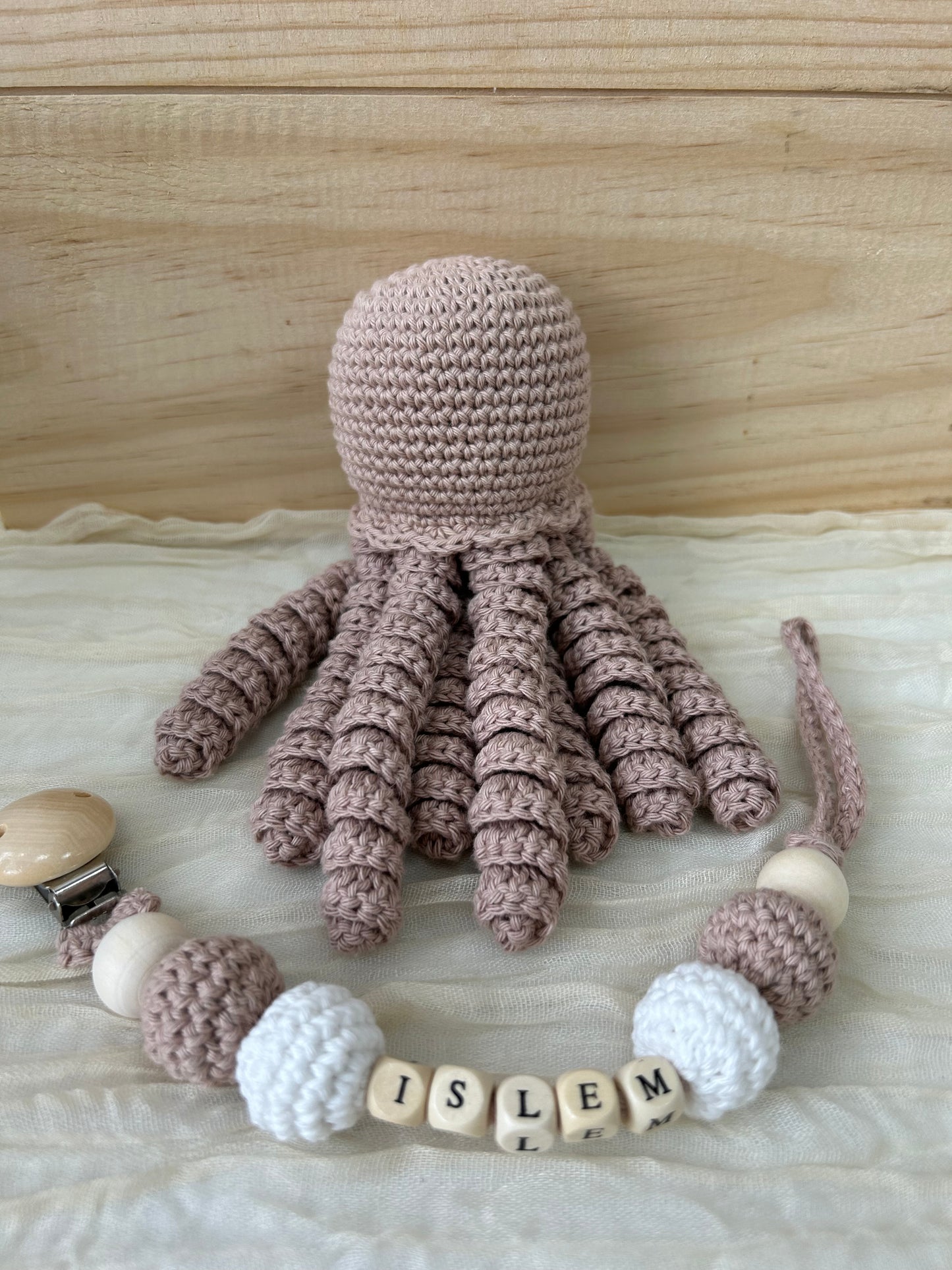 Coffret curly pieuvre et son attache-tétines personnalisable - Fait à la main au crochet - Made in France