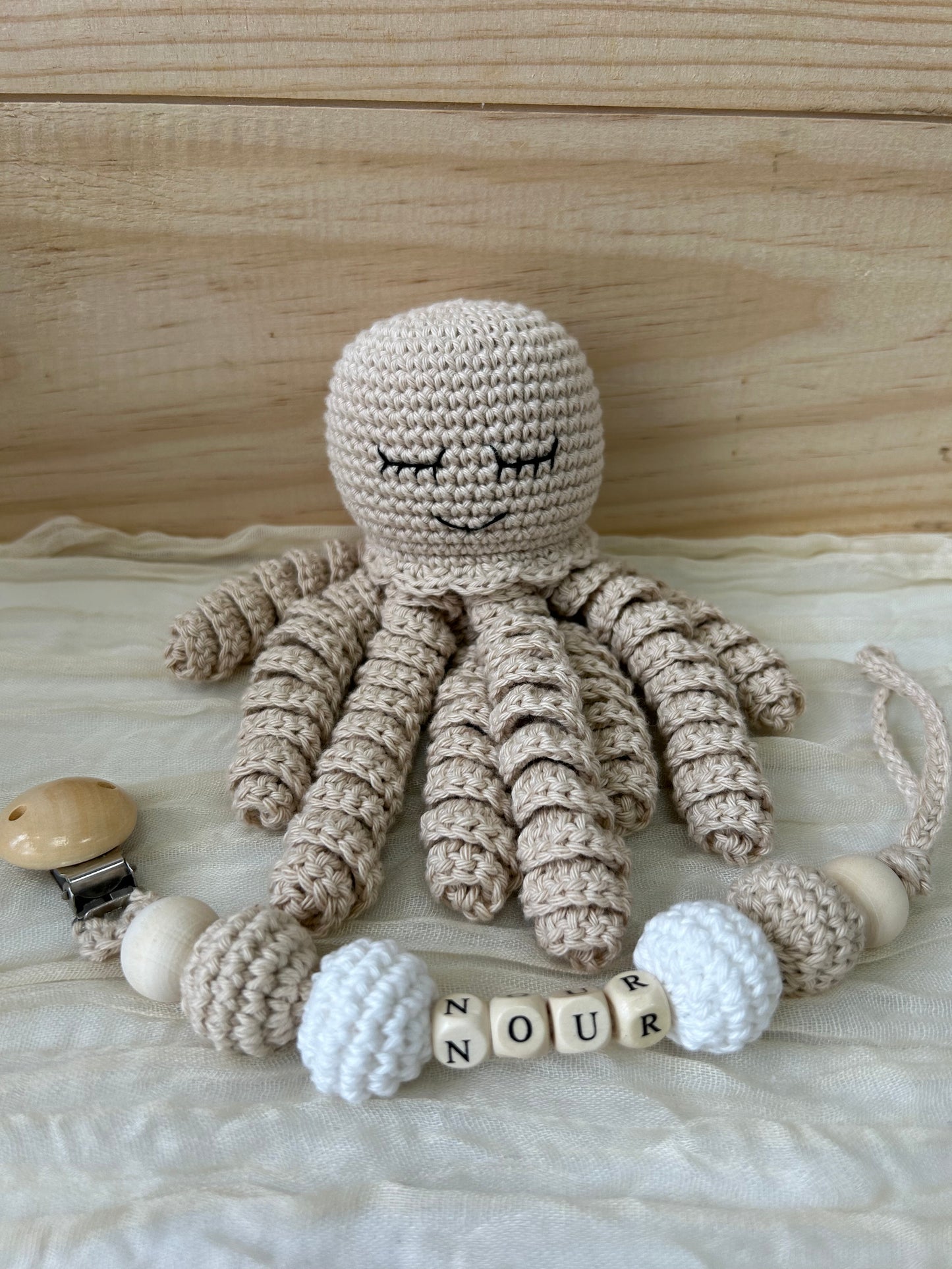 Coffret curly pieuvre et son attache-tétines personnalisable - Fait à la main au crochet - Made in France