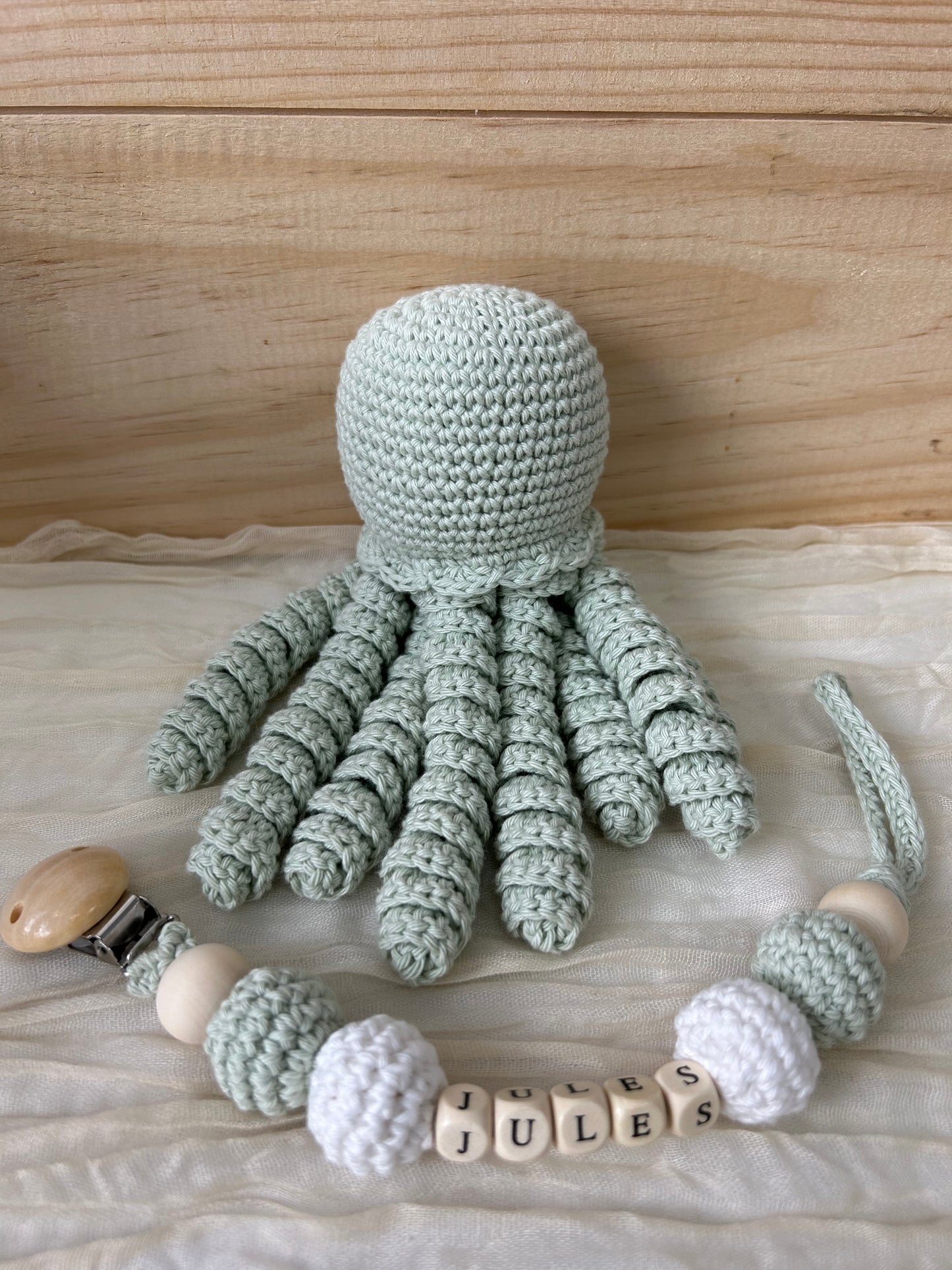 Coffret curly pieuvre et son attache-tétines personnalisable - Fait à la main au crochet - Made in France