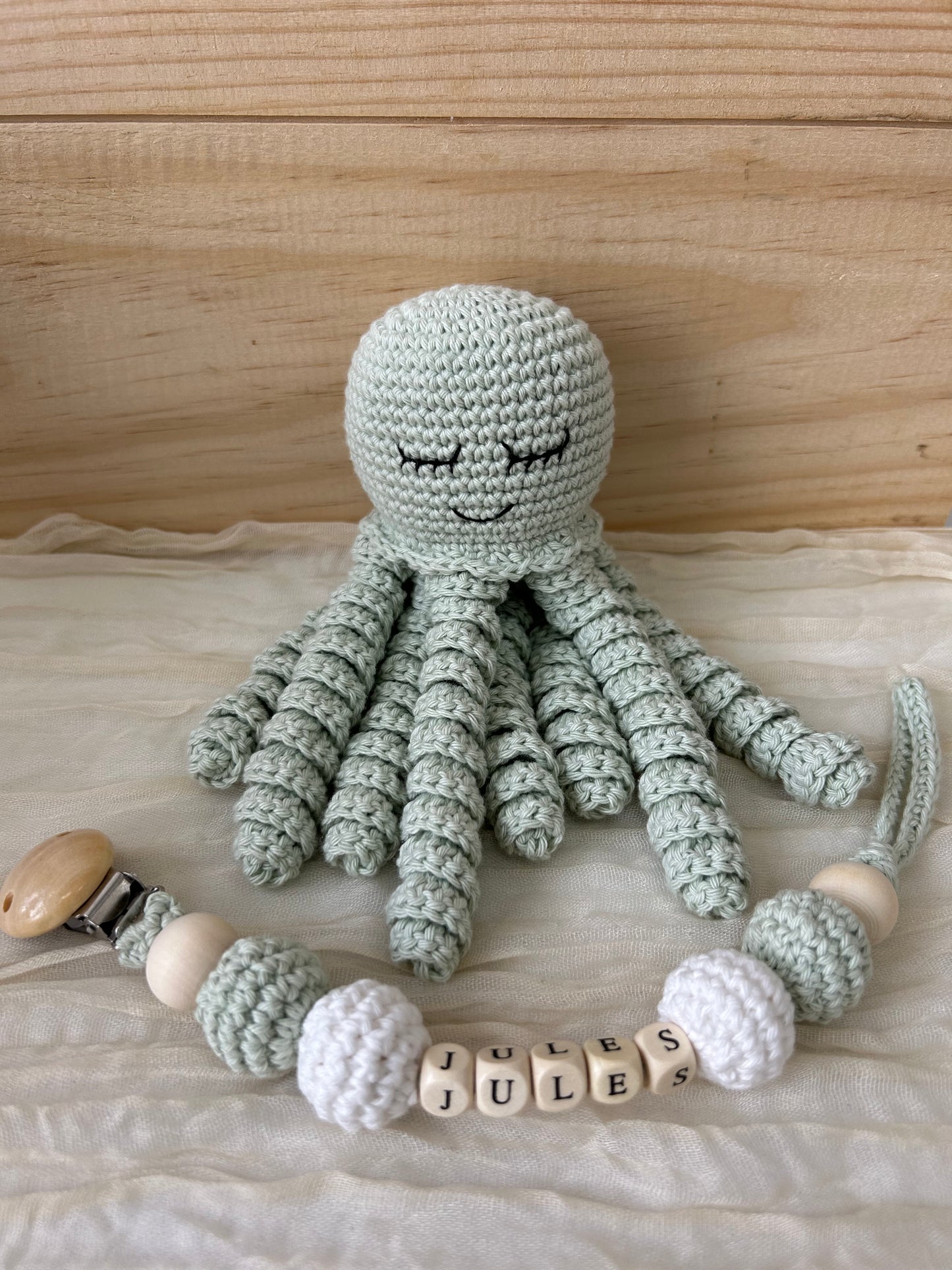 Coffret curly pieuvre et son attache-tétines personnalisable - Fait à la main au crochet - Made in France