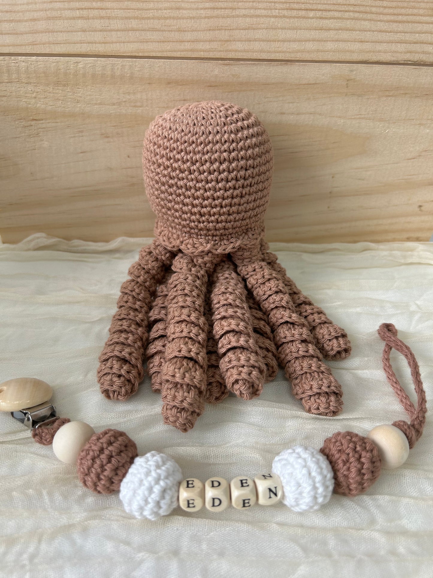 Coffret curly pieuvre et son attache-tétines personnalisable - Fait à la main au crochet - Made in France