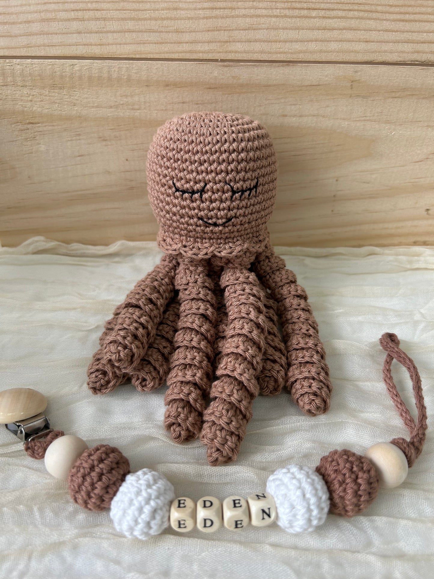 Coffret curly pieuvre et son attache-tétines personnalisable - Fait à la main au crochet - Made in France