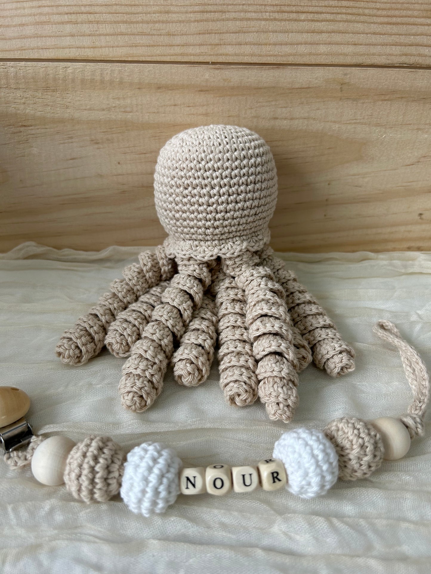 Coffret curly pieuvre et son attache-tétines personnalisable - Fait à la main au crochet - Made in France