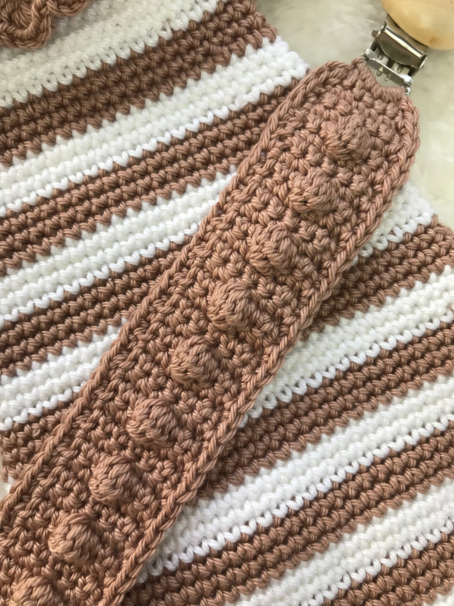 Coffret doudou flat bear et son attache-tétines - Fait à la main au crochet - Made in France