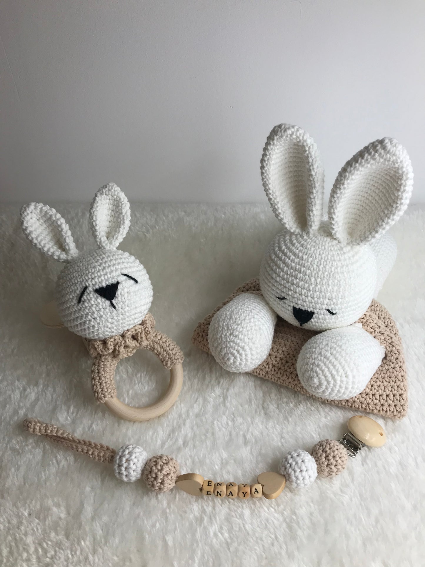 Coffret doudou sleepy, hochet et attache-tétines personnalisable - Fait à la main au crochet - Made in France