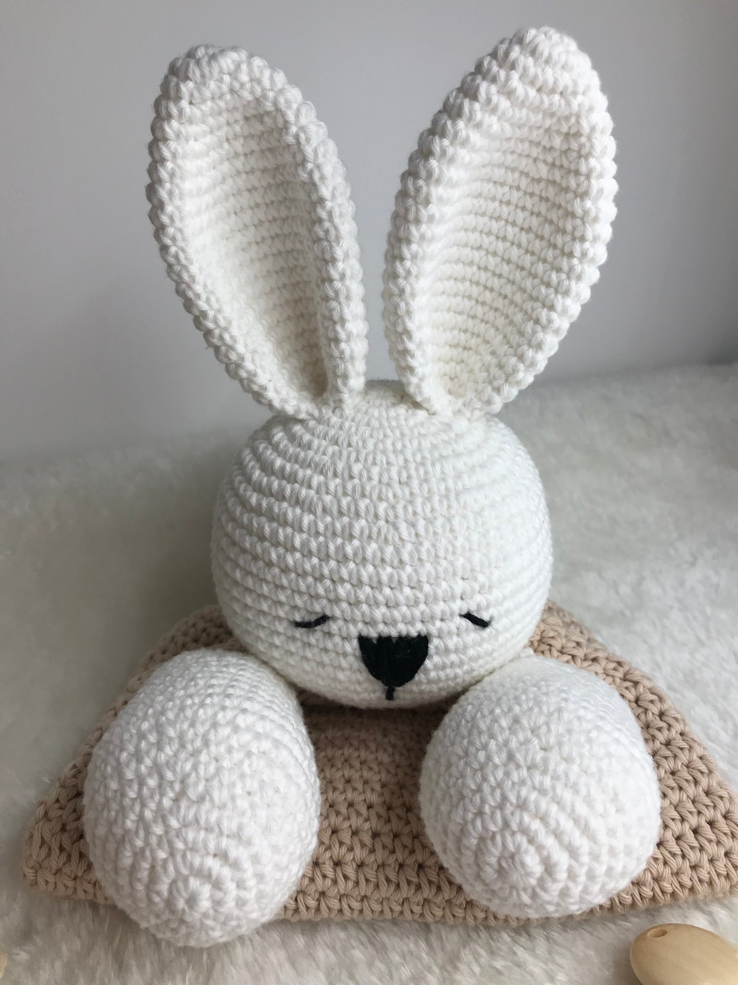 Coffret doudou sleepy, hochet et attache-tétines personnalisable - Fait à la main au crochet - Made in France