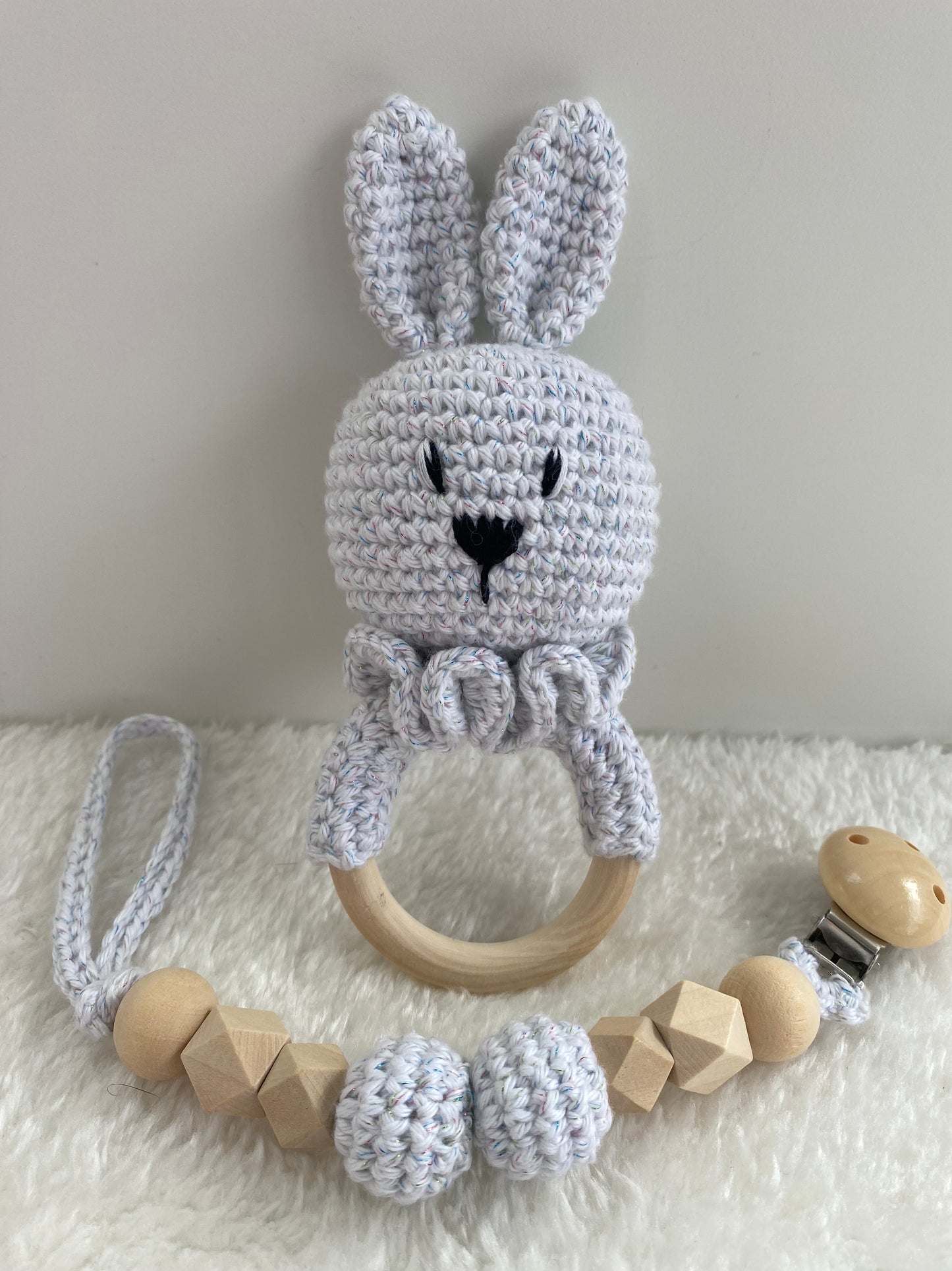 Coffret cuty lapin et son attache-tétines - Fait à la main au crochet - Made in France