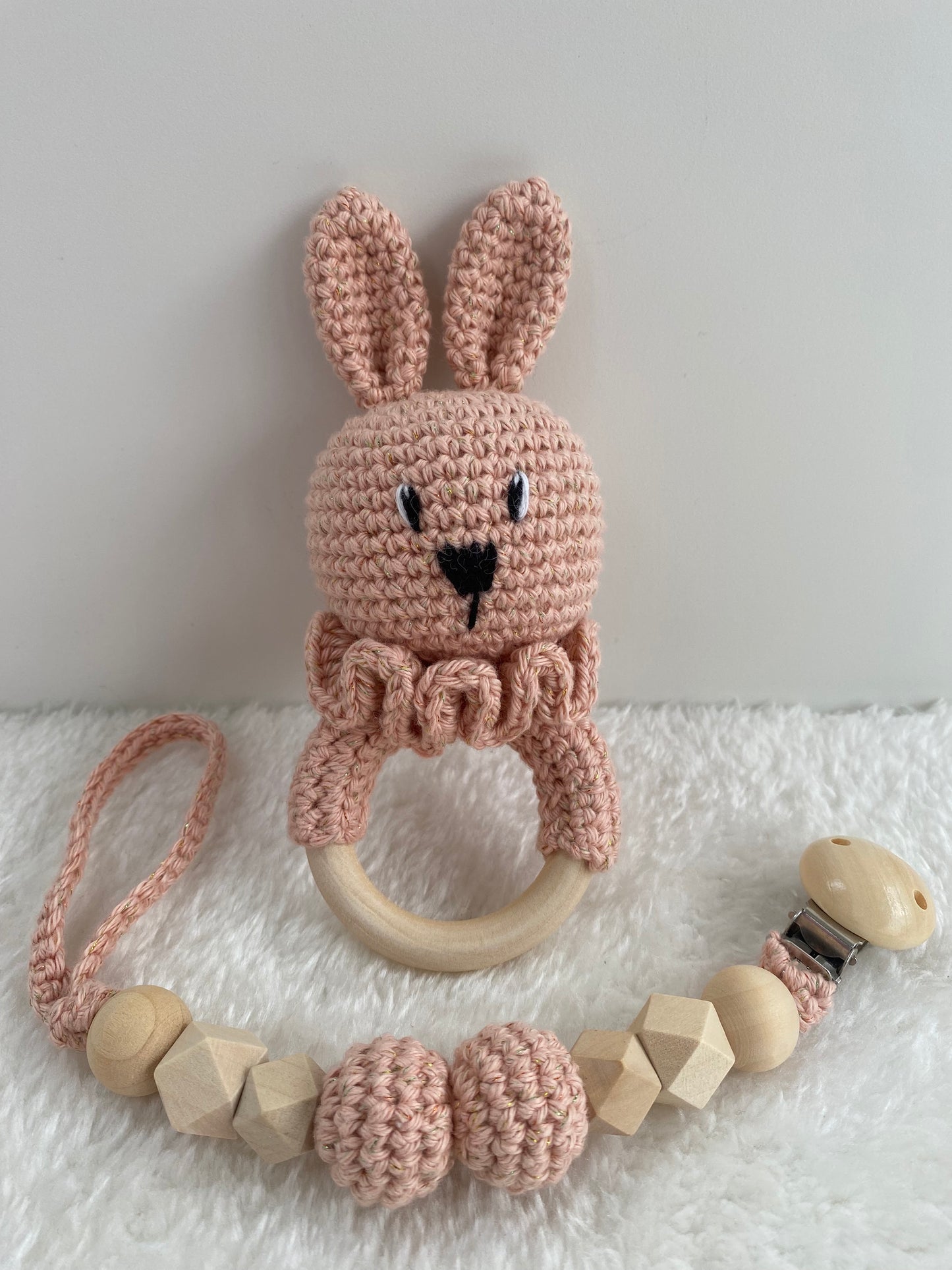 Coffret cuty lapin et son attache-tétines - Fait à la main au crochet - Made in France
