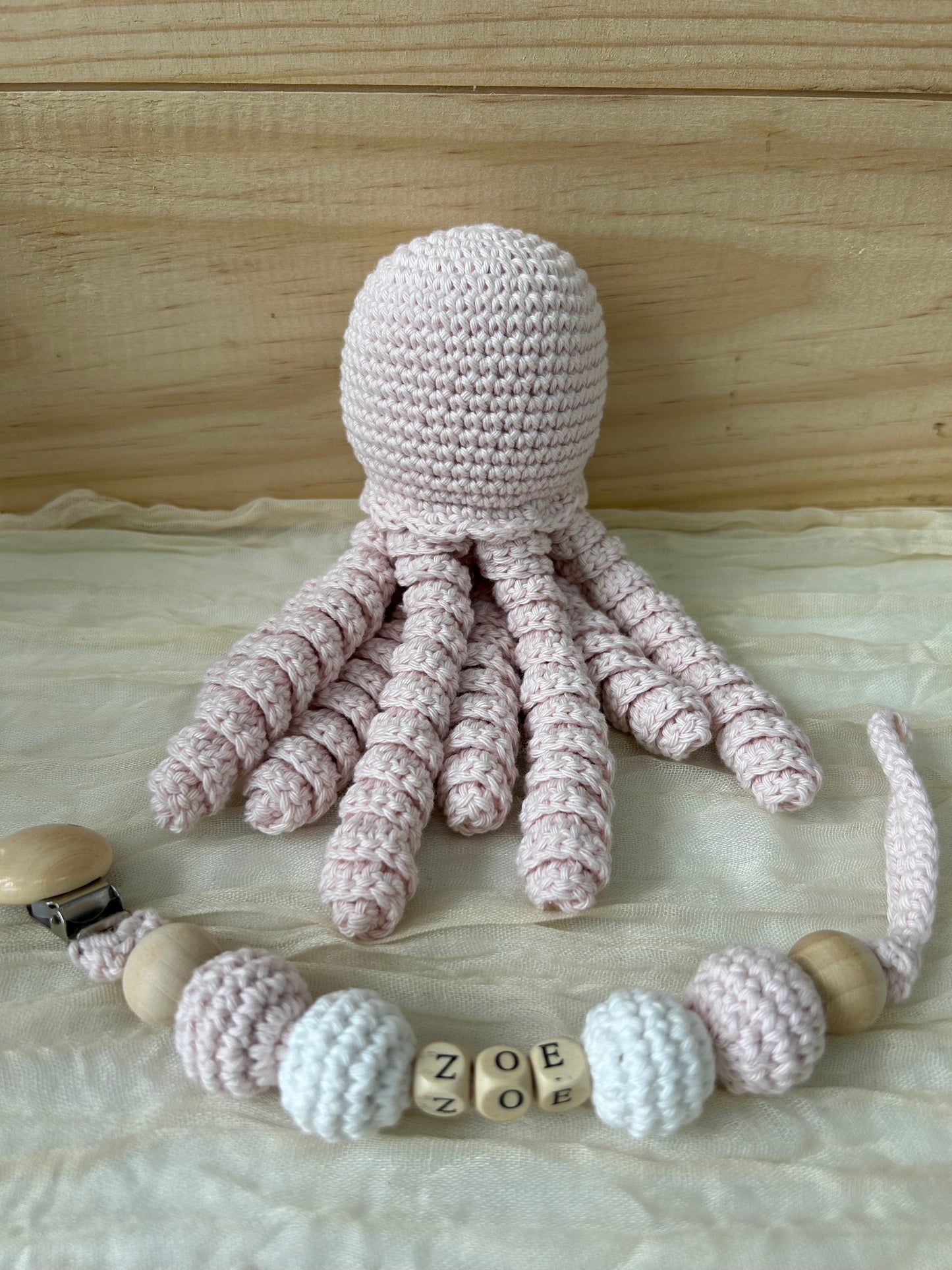 Coffret curly pieuvre et son attache-tétines personnalisable - Fait à la main au crochet - Made in France