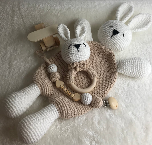 Coffret doudou sleepy, hochet et attache-tétines personnalisable - Fait à la main au crochet - Made in France